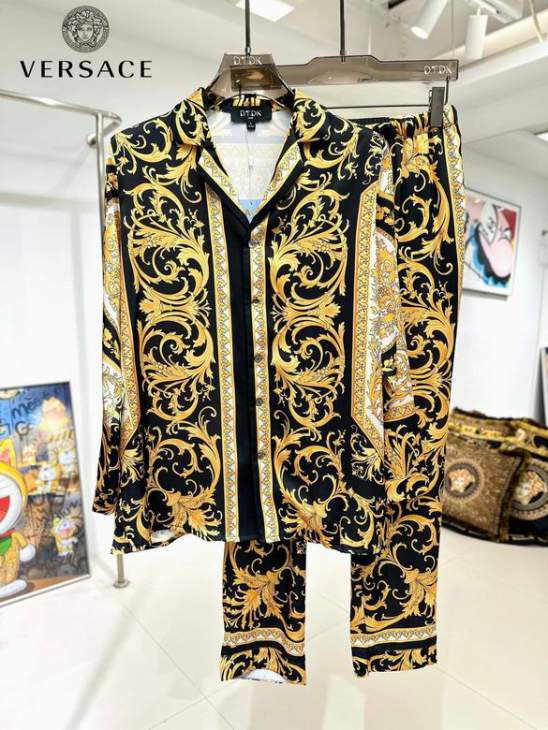 Picture of Versace Sweater Suits _SKUVersaceM-3XL24cn15642784